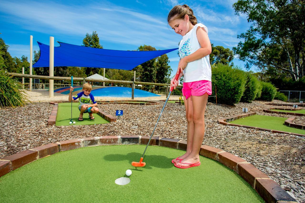 Big4 Deniliquin Holiday Park Екстер'єр фото